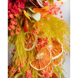Corona de flores deshidratadas en tonos Naranjas