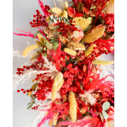 Corona de flores deshidratadas en tonos Rojos