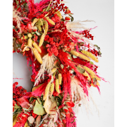 Corona de flores deshidratadas en tonos Rojos