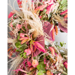 Corona de flores deshidratadas en tonos Rosas
