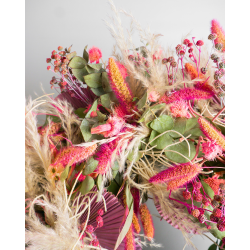 Corona de flores deshidratadas en tonos Rosas