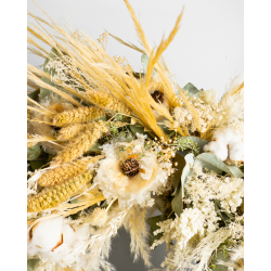 Corona de flores deshidratadas en tonos Neutros